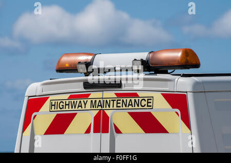 Les feux d'avertissement jaunes à l'arrière de l'entretien des routes van. Banque D'Images