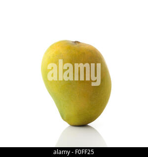 Jaune - Vert frais de mangue Alphonso tourné en studio sur fond blanc. Banque D'Images