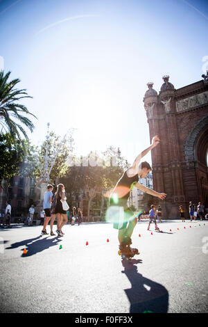 Les jeunes pensionnaires de skate dans le Parc de la Ciutadella Banque D'Images