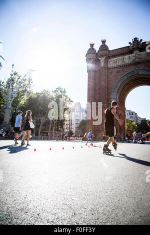 Les jeunes pensionnaires de skate dans le Parc de la Ciutadella Banque D'Images