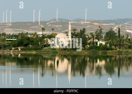 Sultan Tekke mosquée près de Larnaca à Chypre vue de l'ensemble du lever du soleil sur le lac de sel. Avec la réflexion sur l'eau Banque D'Images