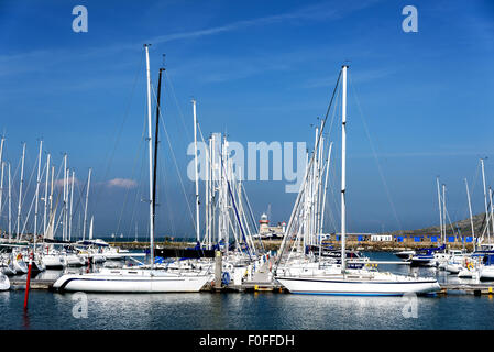 Bateaux amarrés dans la station balnéaire de Howth, près de Dublin en Irlande. Banque D'Images