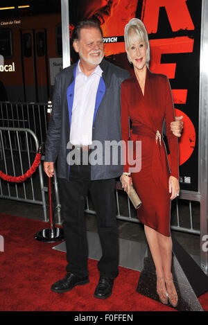 LOS ANGELES, CA - 11 octobre 2010 : Taylor Hackford avec inscription de modèle de son épouse Helen Mirren à la première de son nouveau film 'Red' au Grauman's Chinese Theatre, à Hollywood. Helen était en train de filmer l'extérieur de la ville et de l'impossibilité d'assister à la première. Banque D'Images