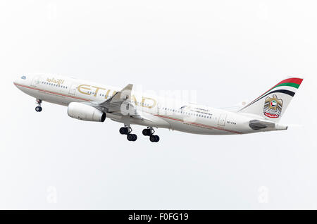-L'avion Airbus A330-243-, -d'Etihad Airways, compagnie aérienne- est décoller de -Madrid-Barajas Aéroport- Adolfo Suarez. Banque D'Images