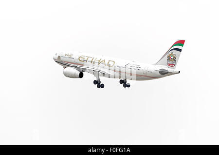 -L'avion Airbus A330-243-, -d'Etihad Airways, compagnie aérienne- est décoller de -Madrid-Barajas Aéroport- Adolfo Suarez. Banque D'Images