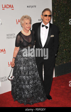 LOS ANGELES, CA - le 25 septembre 2010 : Michael York & femme Pat à un gala bénéfice au LACMA pour l'ouverture de l'Lynda & Stewart Resnick Pavillon des expositions. Banque D'Images