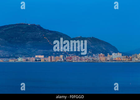 Vue sur le centre-ville de Trapani et un téléphérique pour Erice à l'aube Banque D'Images