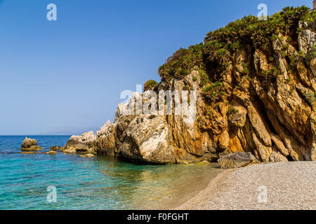 Plage rocheuse dans la réserve naturelle de Zingaro, Sicile Banque D'Images