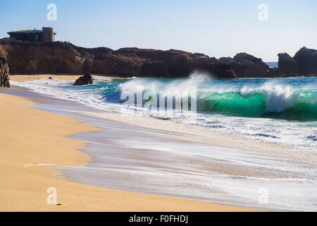 Vagues énormes dans Garrapata State Beach dans la région de Big Sur, Californie, USA Banque D'Images