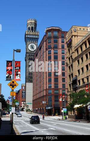 Baltimore Orioles Banners, bromo Seltzer Arts Clock Tower et Camden court Apartments Building, Baltimore City, Maryland, États-Unis Banque D'Images