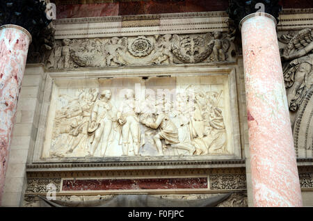 Un portrait photographie montrant le détail sur l'Arc de triomphe du Carrousel, un arc de triomphe à la place du Carrousel à Paris. Banque D'Images