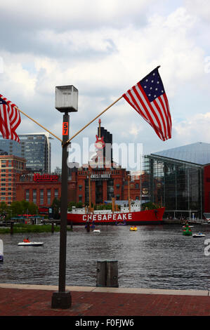 Star Spangled Banner drapeau, Lightship Chesapeake et Pratt Street Power Plant, Inner Harbor, Baltimore, Maryland. USA Banque D'Images