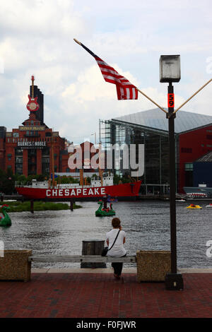 Lightship Chesapeake, Pratt Street Power Plant bâtiment (L) et l'Aquarium de Baltimore (MD), Inner Harbor, Baltimore, Maryland. USA Banque D'Images