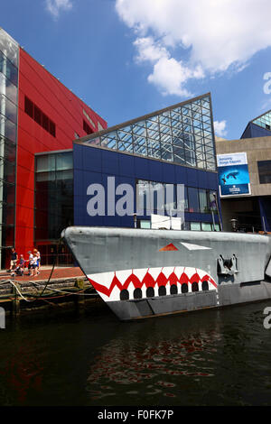 USS Torsk (une guerre mondiale II sous-marin de classe) et tanches National Aquarium , Inner Harbor, Baltimore, Maryland. USA Banque D'Images