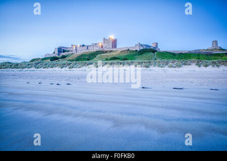 Tôt le matin, vue de la mer de la plage et Château de Bamburgh Northumberland Banque D'Images