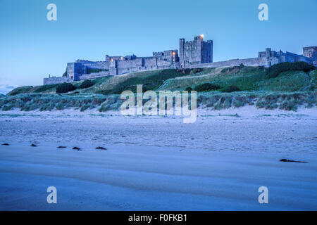 Tôt le matin, vue de la mer de la plage et château à Château de Bamburgh Northumberland en Angleterre Banque D'Images