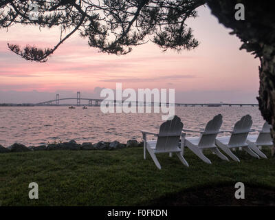 Adirondack chaises donnant sur Claiborne Pell Bridge et la baie de Narragansett à Newport, Rhode Island Banque D'Images