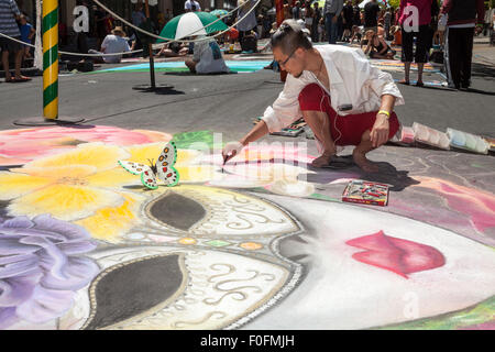 Artiste au travail à la peinture de rue Italien, San Rafael, Californie, USA Banque D'Images