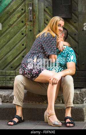 Couple assis sur les marches de la vieille maison. Banque D'Images