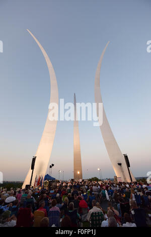 Arlington, États-Unis. Août 14, 2015. Les gens assistent à une cérémonie de dépôt marquant le 70e anniversaire de la fin de la Seconde Guerre mondiale à l'U.S Air Force Memorial à Arlington, Virginie (Etats-Unis), 14 août 2015. Credit : Yin Bogu/Xinhua/Alamy Live News Banque D'Images
