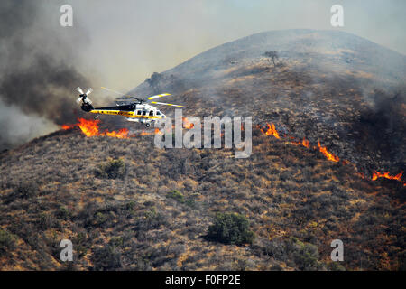 Simi Valley, Californie, USA. Août 14, 2015. L.A. L'hélicoptère des incendies du comté de feu rustique dans les collines de Simi Valley, CA le Vendredi, Août 14, 2015. L'incendie a menacé d'environ 500 foyers dans la région. Credit : Priya Arulmani/Alamy Live News Banque D'Images