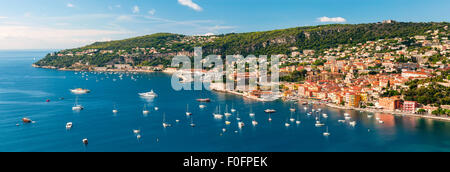 Vue panoramique vue aérienne de la côte d'Azur à Villefranche-sur-Mer et le Cap de Nice avec les bateaux ancrés à Med Banque D'Images