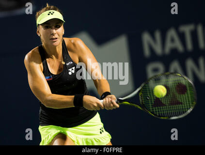 Toronto, Canada. Août 14, 2015. Belinda Bencic de Suisse renvoie la balle à Ana Ivanovic de la Serbie au cours de la de match quart féminin à la Coupe Rogers 2015 à Toronto, Canada, 14 août 2015. Belinda Bencic a gagné 2-0. Credit : Zou Zheng/Xinhua/Alamy Live News Banque D'Images