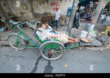 Pilote Cyclo dormir à Phnom Penh, Cambodge Banque D'Images