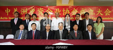 San Jose, Costa Rica. Août 14, 2015. L'ambassadeur de la Chine au Costa Rica, chanson Yanbin (3R, à l'avant), ainsi que des membres de l'Association des entreprises chinoises en Amérique centrale (ASSECCA, pour son sigle en espagnol), posent pour des photos lors de la cérémonie d'ouverture de l'ASSECCA à San José, capitale du Costa Rica, le 14 août 2015. Les Chinois, les sociétés établies dans les pays d'Amérique centrale s'est réuni le vendredi pour ouvrir le ASSECCA, qui a son siège au Costa Rica avec l'objectif de promouvoir le commerce entre la Chine et l'Amérique centrale. © Wang Pei/Xinhua/Alamy Live News Banque D'Images