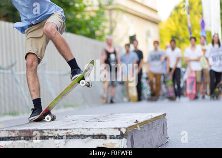 Les garçons le skate sur rue. La vie urbaine. Banque D'Images