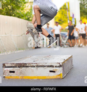 Les garçons le skate sur rue. La vie urbaine. Banque D'Images