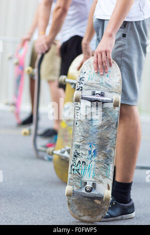 Les garçons le skate sur rue. La vie urbaine. Banque D'Images