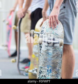 Les garçons le skate sur rue. La vie urbaine. Banque D'Images