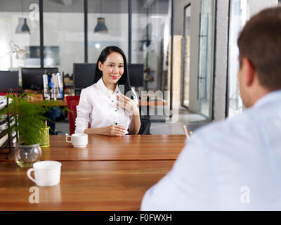 Certain young asian business woman in job interview Banque D'Images