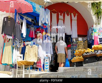 Les vêtements d'un magasin de souvenirs à Fira Santorini Grèce Banque D'Images