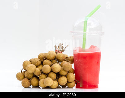 Longan, jus de pastèque sur tableau blanc. Banque D'Images