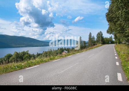 Par la route du lac. Paysage pittoresque près de Ostersund dans le Nord de la Suède sur l'image. Banque D'Images