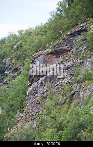 Le risque de glissements de terrain près de murs de roche poreuse dans Bindal dans Nordland, Norvège. Banque D'Images