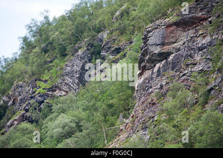 Le risque de glissements de terrain près de murs de roche poreuse dans Bindal dans Nordland, Norvège. Banque D'Images