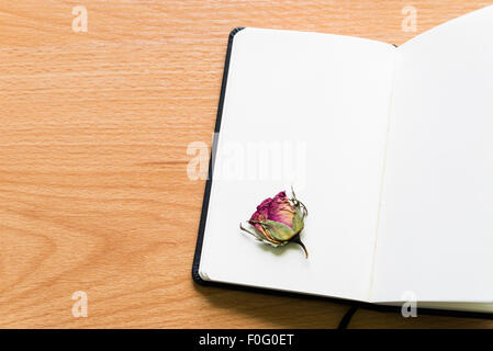 Close up of open ordinateur portable sur une table en bois avec copie espace Banque D'Images