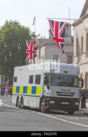 Westminster, London, UK. Août 15, 2015. Forte présence policière dans la région de Whitehall comme la reine et les membres de la famille royale marquer une série d'événements pour célébrer le 70e anniversaire de VJ Day Crédit : amer ghazzal/Alamy Live News Banque D'Images