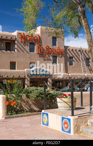 L'hôtel La Fonda sur la place de la vieille ville de Taos, Nouveau Mexique, USA. Banque D'Images