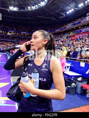 Sydney, Australie. Août 15, 2015. Nouvelle Zélande Silver Ferns star Maria Tutaia appelle un(e) ami(e) dans l'arène après la victoire sur l'Angleterre. Credit : MediaServicesAP/Alamy Live News Banque D'Images