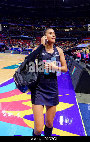 Sydney, Australie. Août 15, 2015. Nouvelle Zélande Silver Ferns star Maria Tutaia appelle un(e) ami(e) dans l'arène après la victoire sur l'Angleterre. Credit : MediaServicesAP/Alamy Live News Banque D'Images