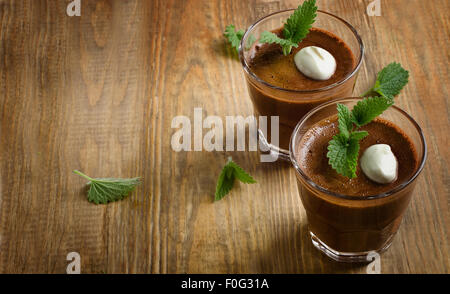Mousse au chocolat maison, dans les verres sur la table en bois rustique. Selective focus Banque D'Images