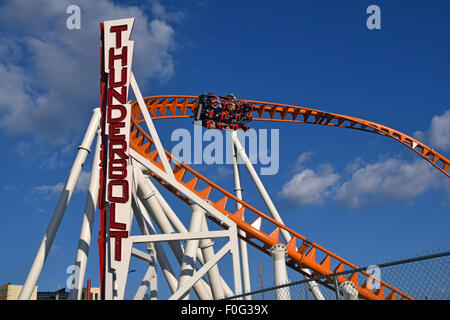 Les usagers de la Thunderbolt dans Coney Island, Brooklyn, New York Banque D'Images