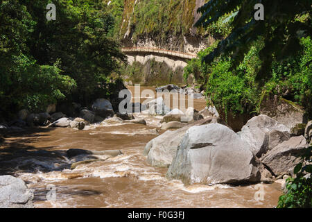 La rivière Urubamba, aussi appelé Rio Vilcanota, dans la région de Aguas Calientes, au pied du Machu Picchu en vallée de l'Urubamba, au Pérou Banque D'Images