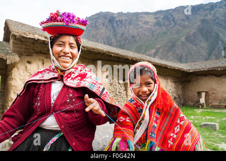 Sud-américains indigènes Quechua femme et enfant en vêtements traditionnels, Ollantaytambo, Pérou Banque D'Images