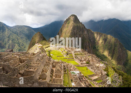 Le Machu Picchu, ancienne cité inca célèbre au-dessus de la vallée de l'Urubamba au Pérou Banque D'Images