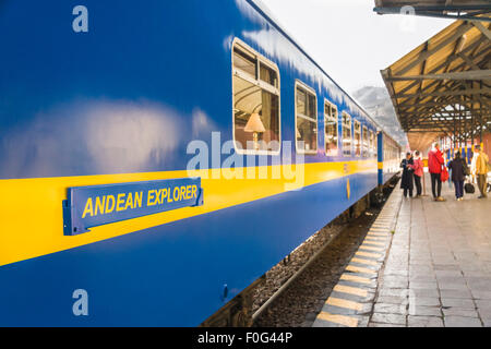 La Communauté andine Explorer train à Cusco la gare, un service de luxe Pullman restauré avec les entraîneurs de Cusco à Puno, Pérou Banque D'Images